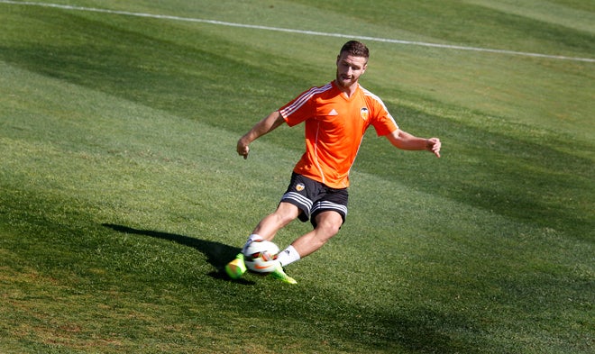 Mustafi entrenando con el Valencia CF.