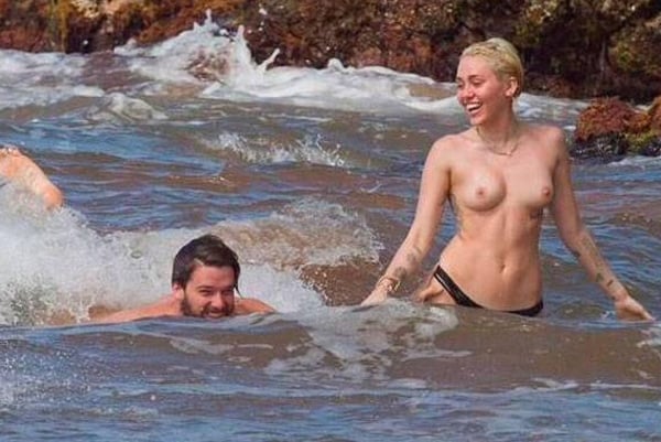 Miley Cyrus junto a su novio, Patrick Schwarzenegger, en una playa de Hawaii.