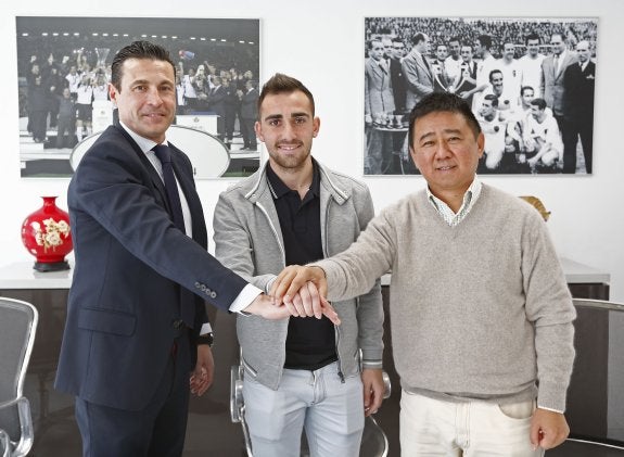 Salvo, Alcácer y Koh, tras firmar la renovación del delantero hasta 2020. :: lázaro de la peña/vcf