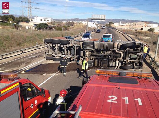 Reabierta la N-340 en Vila-real tras retirar el camión volcado