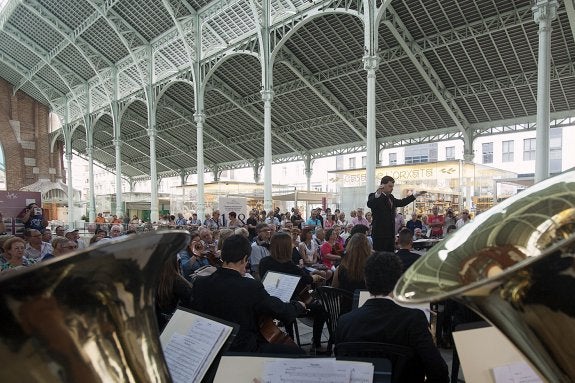 Los conciertos en el Mercado de Colón reúnen a numerosas personas. :: eva ripoll