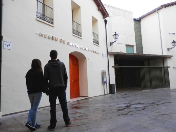 Dos jóvenes de Gandia observan el acceso al nuevo Museo de Santa Clara de Gandia, que abrirá sus puertas en marzo. :: lp
