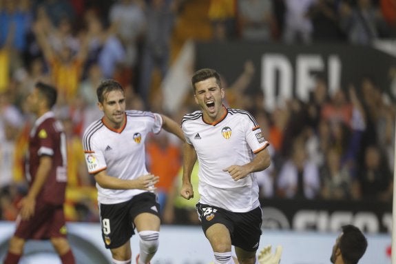Paco Alcácer corre a  felicitar a Gayà por su  gol en el Valencia- Córdoba de Liga.