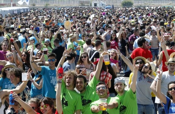 Macrofiesta de estudiantes en el barrio del Grao el pasado mes de abril. :: irene marsilla