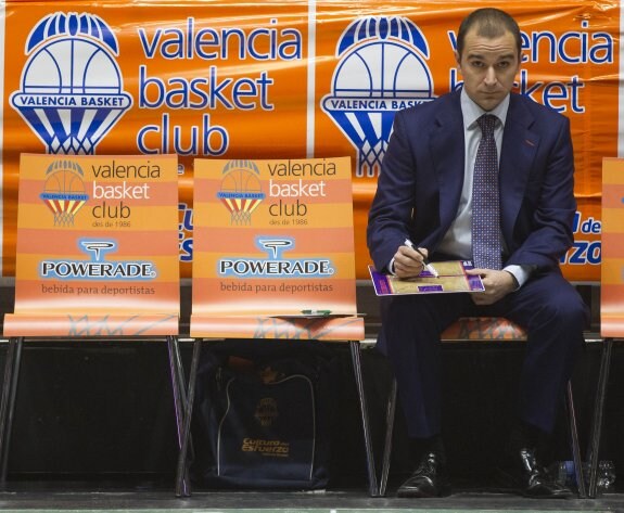 Carles Duran, durante su debut en la Fonteta con el Valencia Basket. :: acbmedia/miguel ángel polo