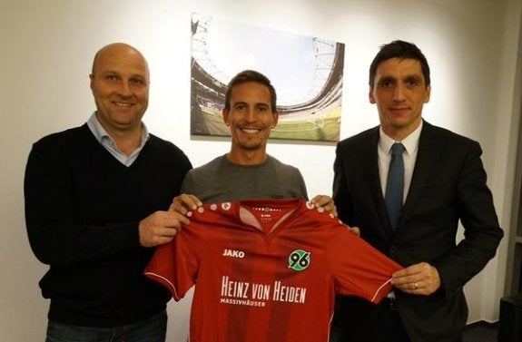 Joao posa con su nueva camiseta. :: hannover 96