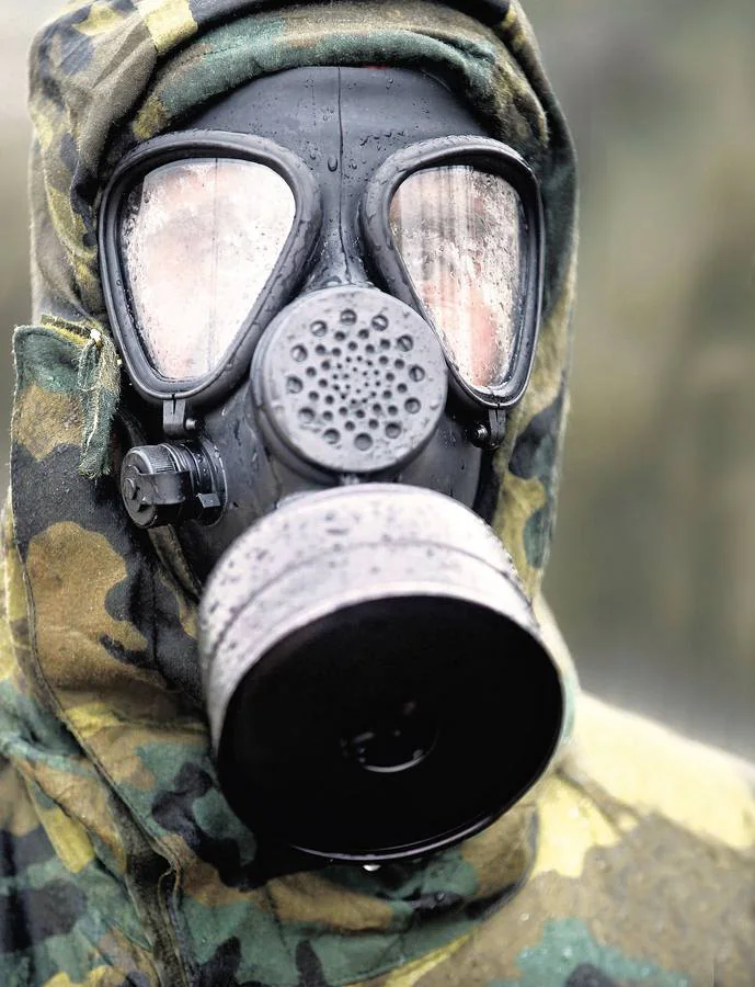 Un soldado, con el uniforme de protección tras contener una amenaza radiactiva simulada e Paterna.