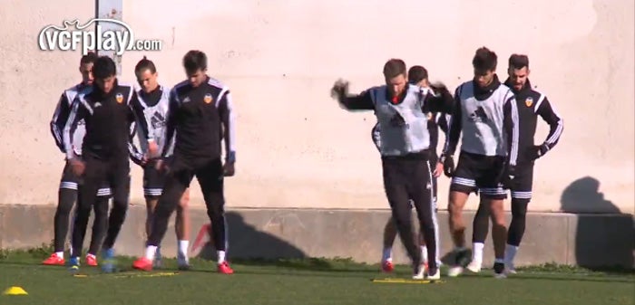 El Valencia se entrena en Málaga a la espera del partido de mañana