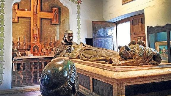 Cenotafio de fray Junípero Serra en la misión californiana de San Carlos Borromeo.