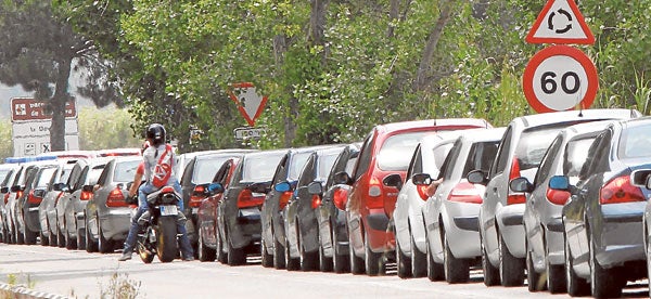 Retención de vehículos en la carretera de El Saler, en una imagen de archivo.