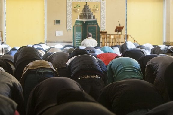 Decenas de musulmanes rezan en la mezquita de Valencia.   :: Jesús Montañana