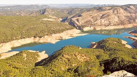 La disminución del nivel del pantano de Benagéber ya era evidente a simple vista a principios de año.