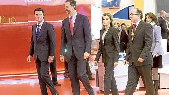 El ministro José Manuel Soria, junto a los Reyes, durante la inauguración de Fitur.