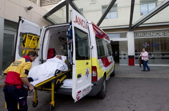 Una ambulancia, a las puertas del servicio de Urgencias de un hospital. damián torres
