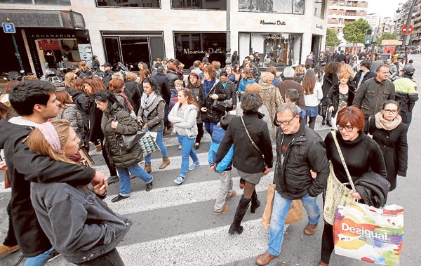 La calle Colón de Valencia, abarrotada de consumidores el pasado 27 de diciembre.