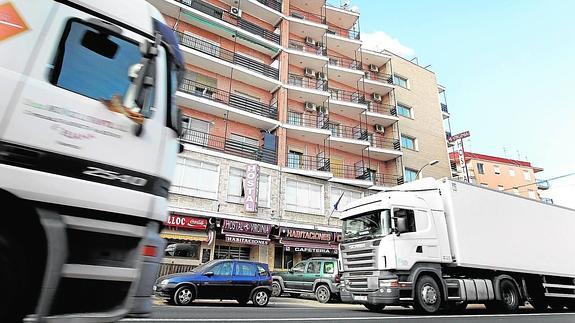 Dos camiones se cruzan a su pado por la travesía de la N-332 en Favara.