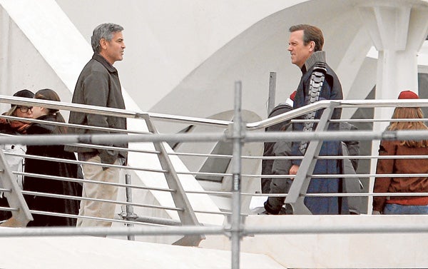George Clooney y Hugh Laurie, durante el rodaje de 'Tomorrowland' en Valencia en enero de 2014.