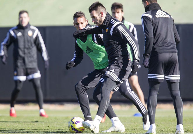 Los jugadores del Valencia CF durante un entramiento.