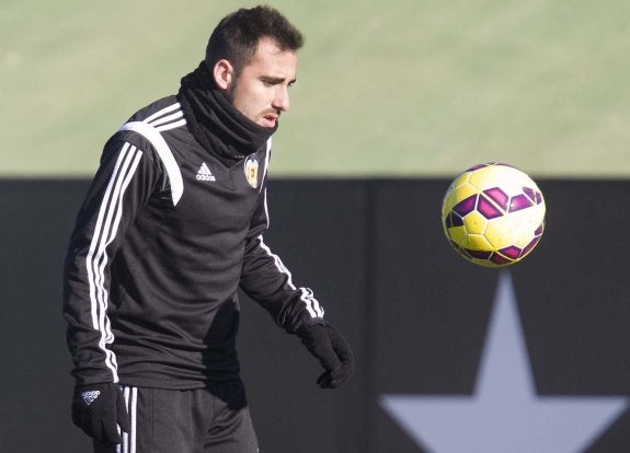 Alcácer entrenándose en Paterna. :: damián torres