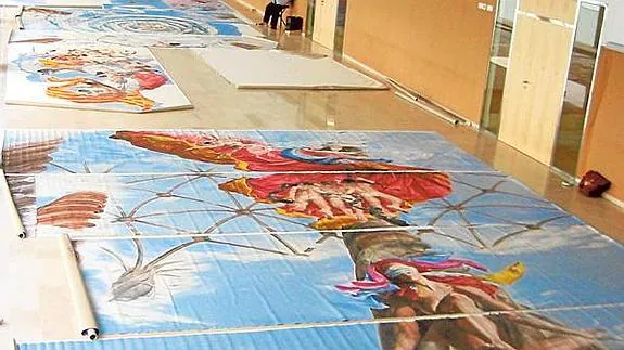 El artista Enrique Senís Oliver en una de las aulas de la Politècnica, cedida por la institución para realizar el mural 'Valencianos, a volar'.