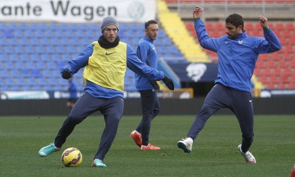 David Navarro, junto a El Adoua en un entrenamiento.