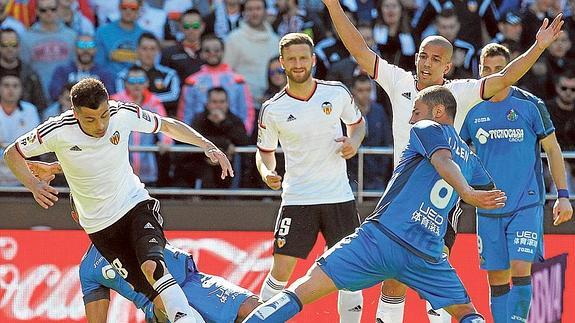 Feghouli protesta tras la entrada de Lace a Javi Fuego.