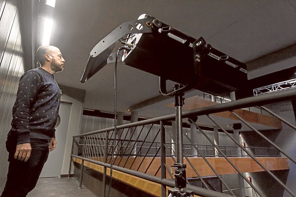 El programador de la sala, Guillermo Arazo, observa el nuevo espacio teatral.