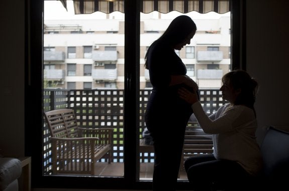 Una doula con una cliente, en una imagen de archivo. :: óscar chamorro