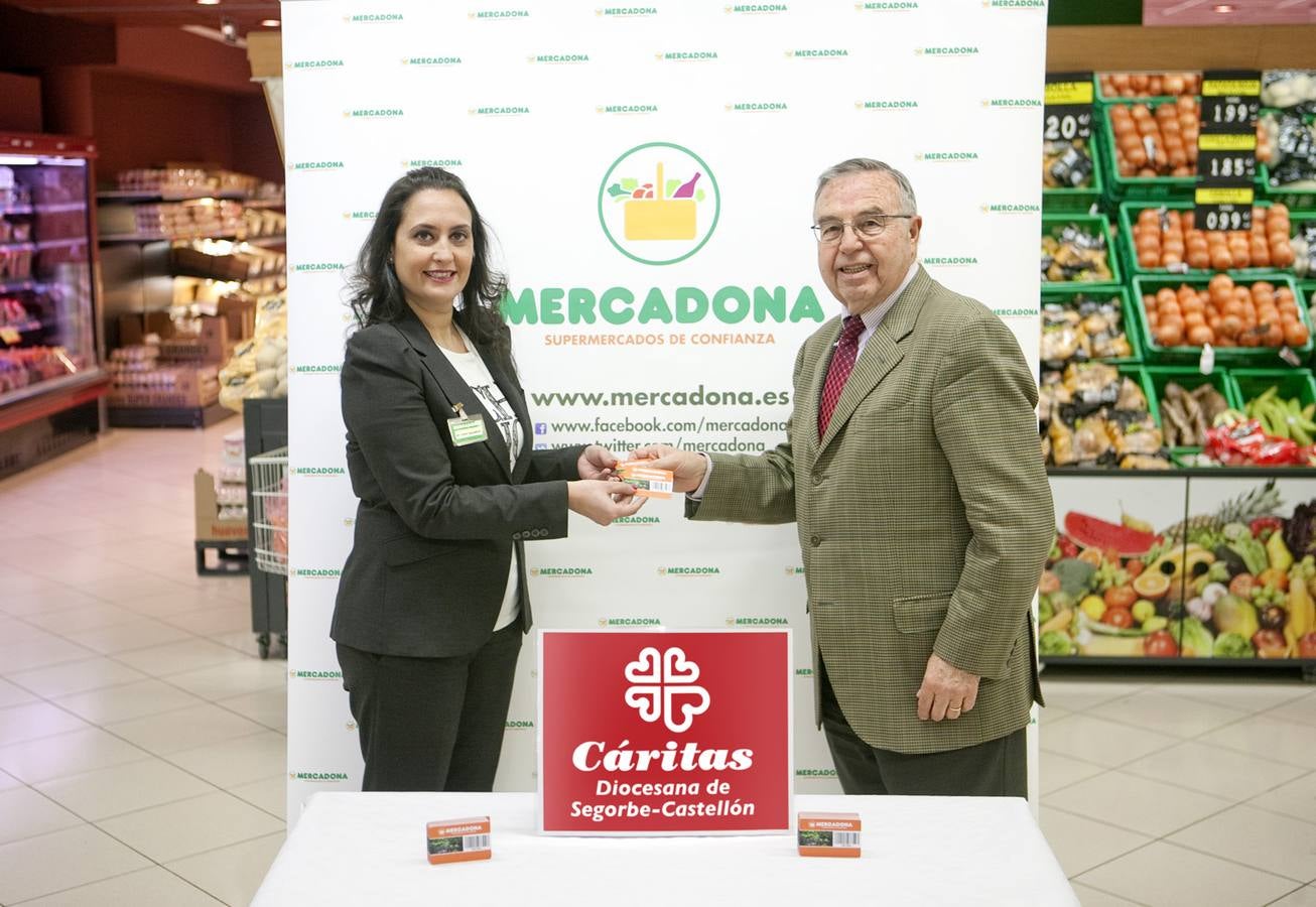 María José Sisamón, Directora de Relaciones Externas de Mercadona en Castellón entregando las Tarjetas Sociedad a Juan Manuel Aragonés, Director de Cáritas Diocesana Segorbe-Castellón.