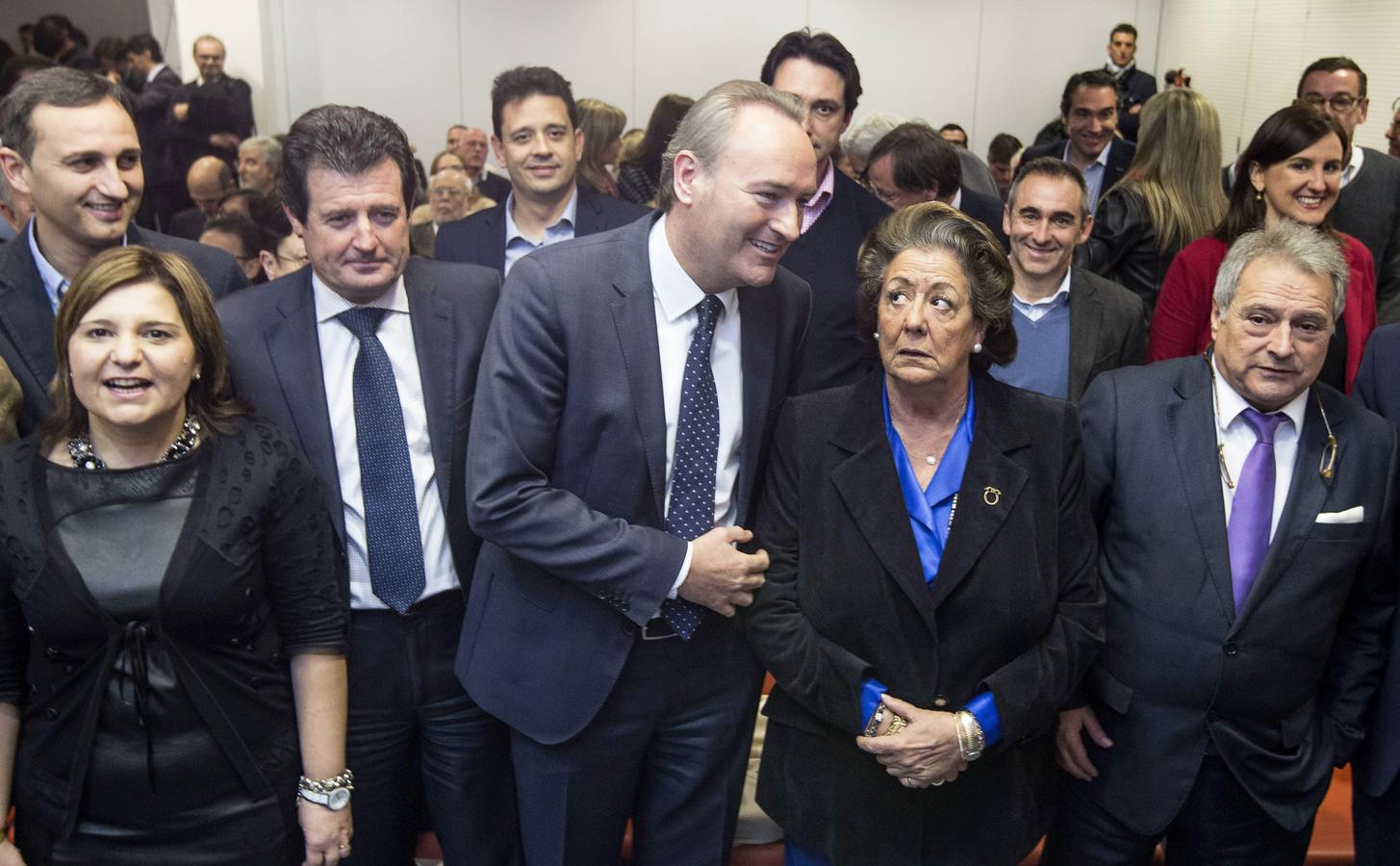 Fabra charla con Barberá a su llegada a la sede del PP.