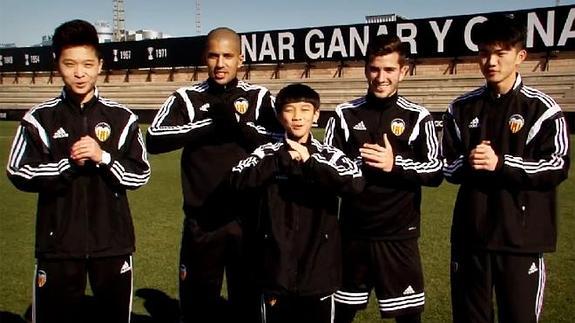 Feghouli y Gayà con lo s jugadores del proyecto Wanda.