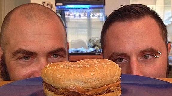 Dos hombres conservan una hamburguesa de 1995