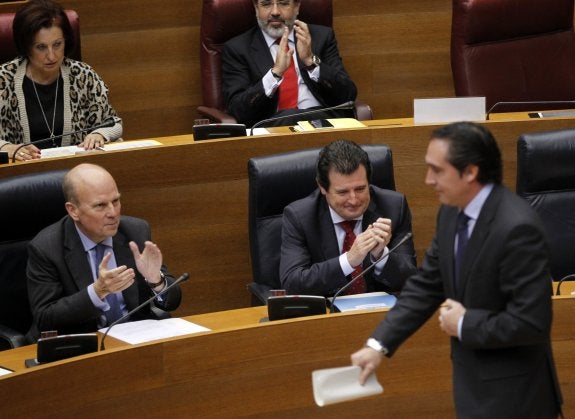 El popular Rubén Ibáñez pasa frente a los consellers Buch y Císcar, ayer en Les Corts. :: TXEMA RODRÍGUEZ