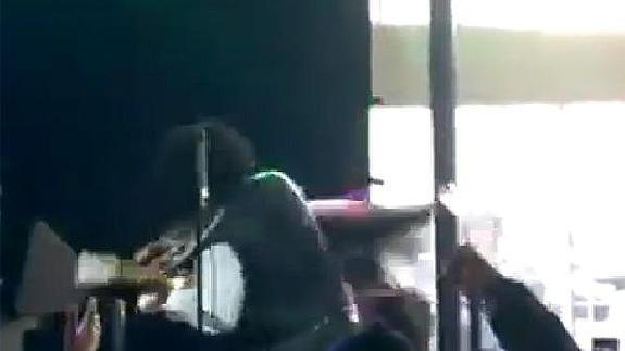 Afroman pega un puñetazo a una fan en el escenario durante un concierto.