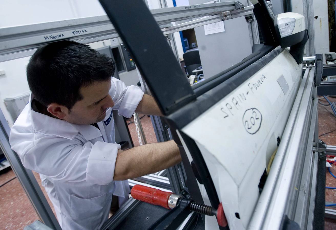 Un trabajador en la planta de Faurecia de Valencia.