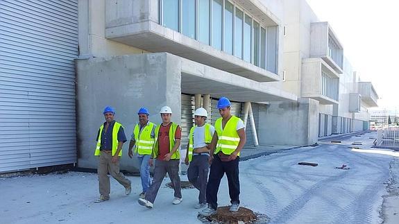 Operarios del hospital Francesc de Borja de Gandia, que se está construyendo en el sector Sanxo Llop.