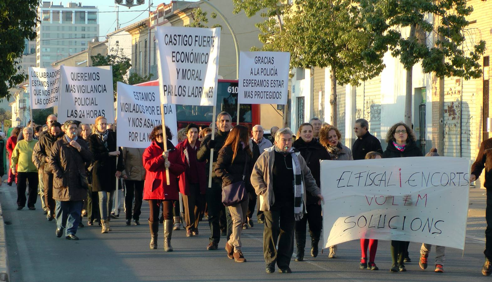 Los vecinos de Font d’En Corts  protestan por los robos sufridos.