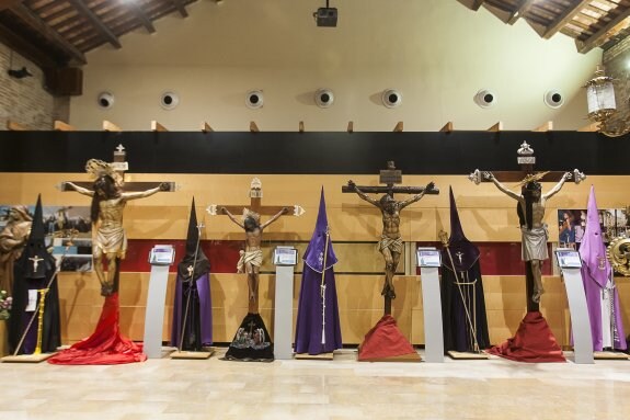 Dos imágenes generales del Museo de la Semana Santa Marinera tras la reordenación, en el que ya no están los estandartes de las cofradías.  :: jesús montañanaLa Dolorosa de la Corporació de Granaders de la Verge.  :: j.montañana