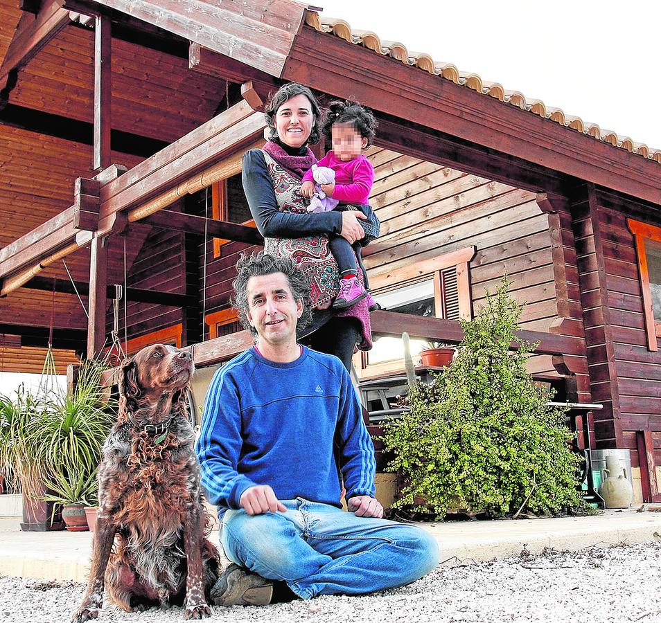 Irene, Juan Carlos,la pequeña Emma y su mascota en el jardín de su casa en Novelda.