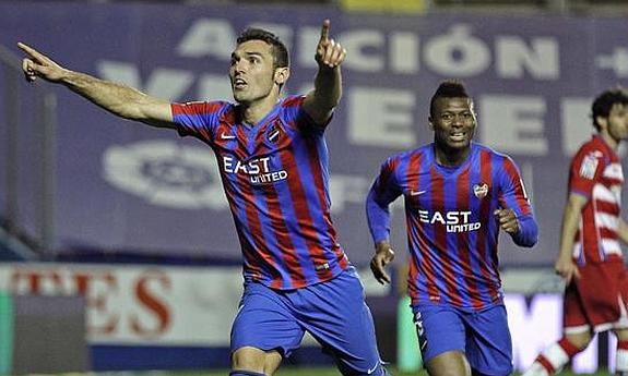 David Barral celebra el gol de la victoria ante el Granada en el Ciutat de València.