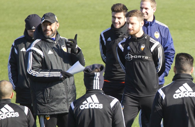 Nuno ante sus jugadores en el entrenamiento del Valencia CF.