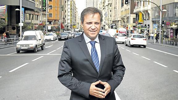 Antonio Miguel Carmona en la Gran Vía de Madrid. Está convencido de que será alcalde.