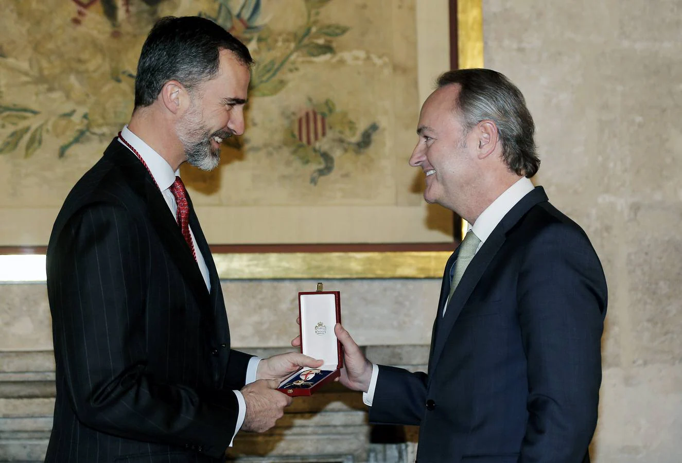 El rey Felipe VI ha recibido de manos del president Fabra la Alta Distinción de la Generalitat.