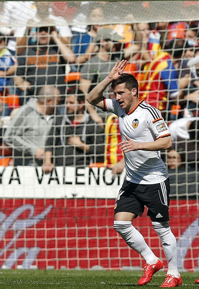 Pablo Daniel Piatti celebra el segundo tanto del partido ante la Real Sociedad en Mestalla.