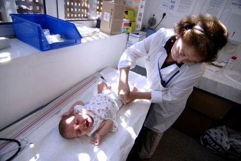 Un bebé llora sobre la camilla de la consulta pediátrica. :: LP