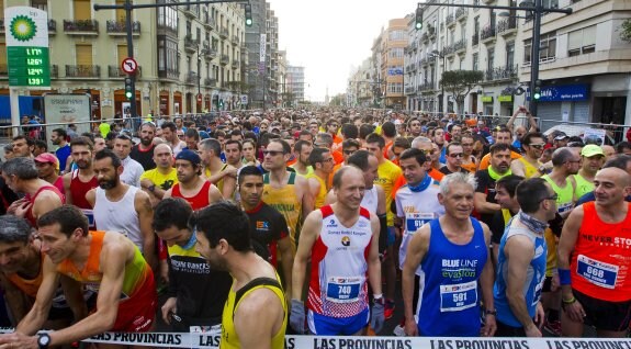 Centenares de corredores aguardan el inicio de la '15K Valencia abierta al mar' de ayer. :: damián torres