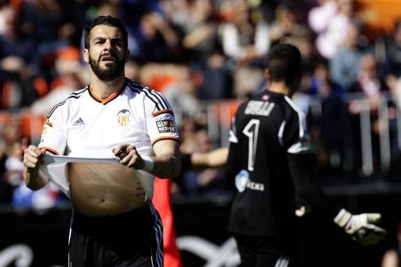 Negredo se levanta la camiseta durante el partido de ayer.