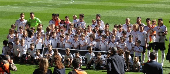 Niños y jugadores posan para los fotógrafos antes del encuentro. :: alberto richart
