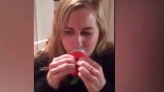 Intenta tener los labios de Kylie Jenner y se los destroza