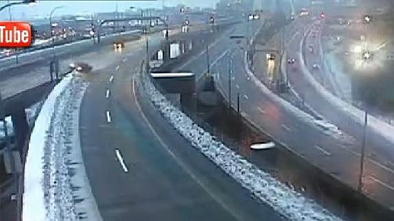 Espectacular caída de un coche por el puente de una autopista